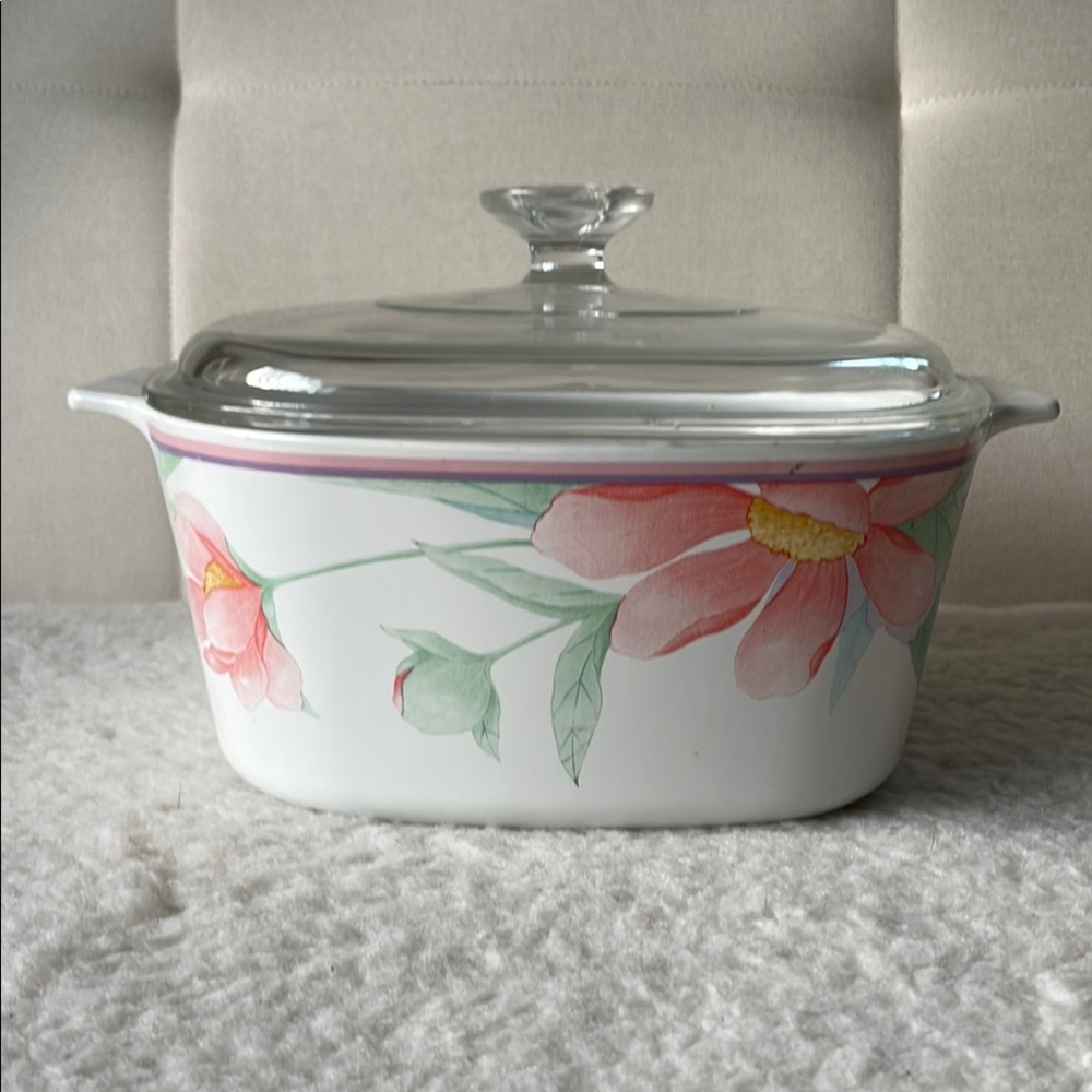 VTG Corningware Casserole w lid
4 in h depth 
8.5 in square
